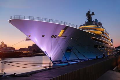 The Alewijnse Fibr8 lighting creates a powerful light display of lines across a yacht’s exterior